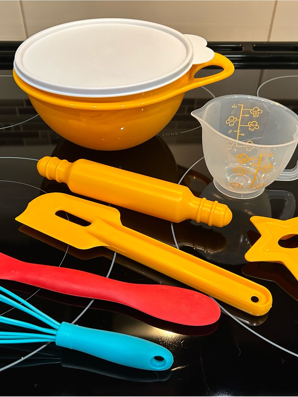 Tupperware Mixing Bowl Set with Utensils